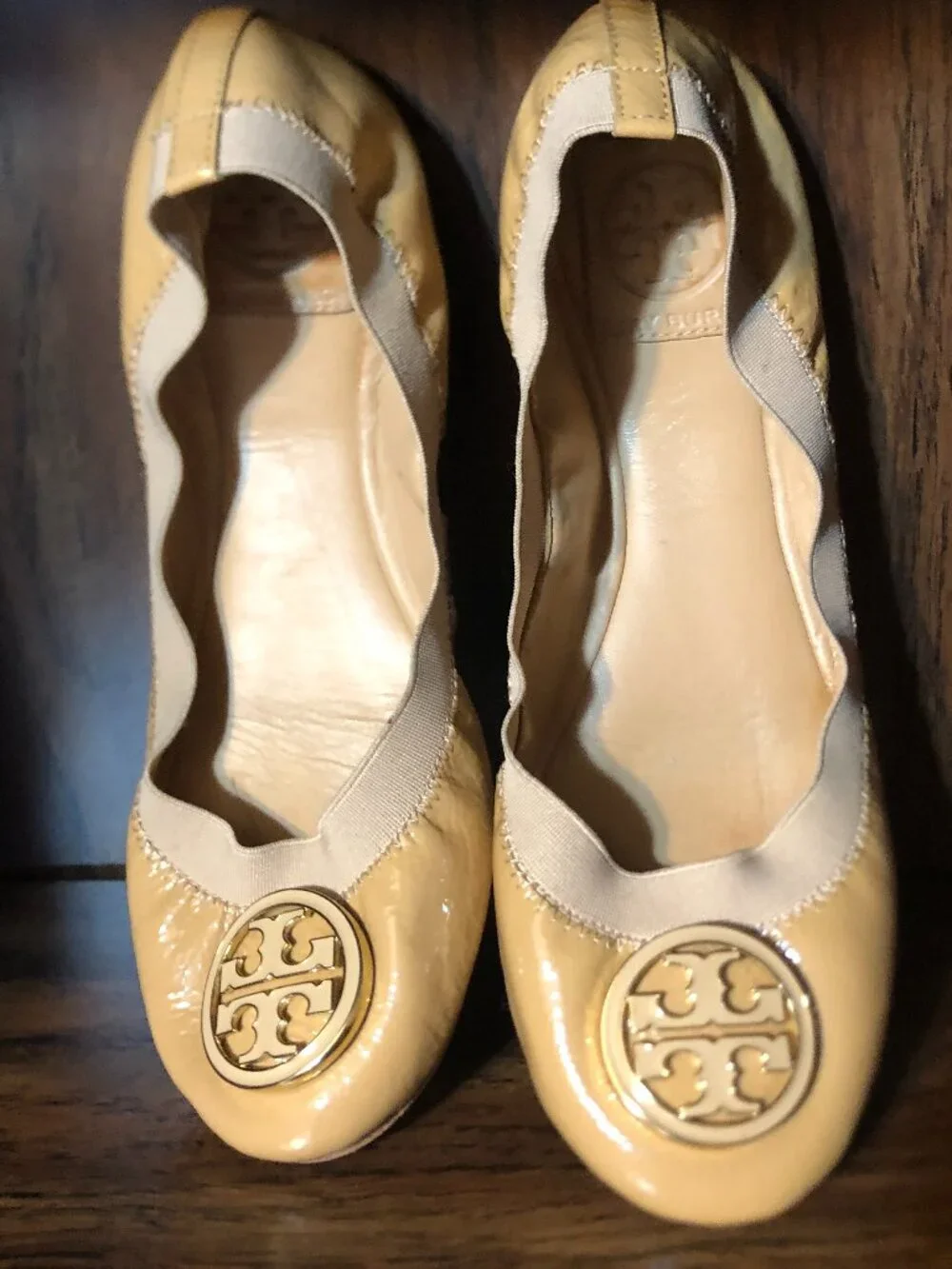 Tory Burch Caroline Ballet Flats Nude Beige Patent Leather Gold Logo Medallion 7